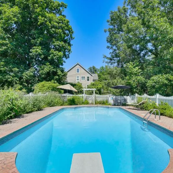 Heated Pool, 6 Acres: Beacon Area Vacation Rental，位于Lagrangeville的酒店