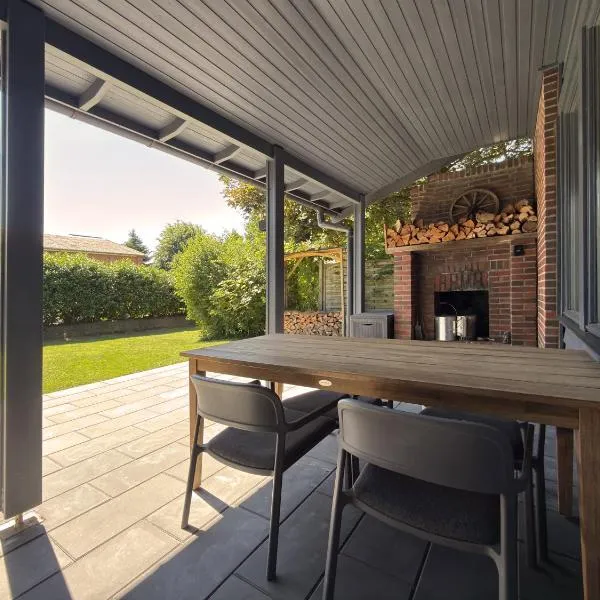 Landstudio - Schwedenhaus mit Kamin am Feldrand,位于Tensbüttel-Röst的酒店