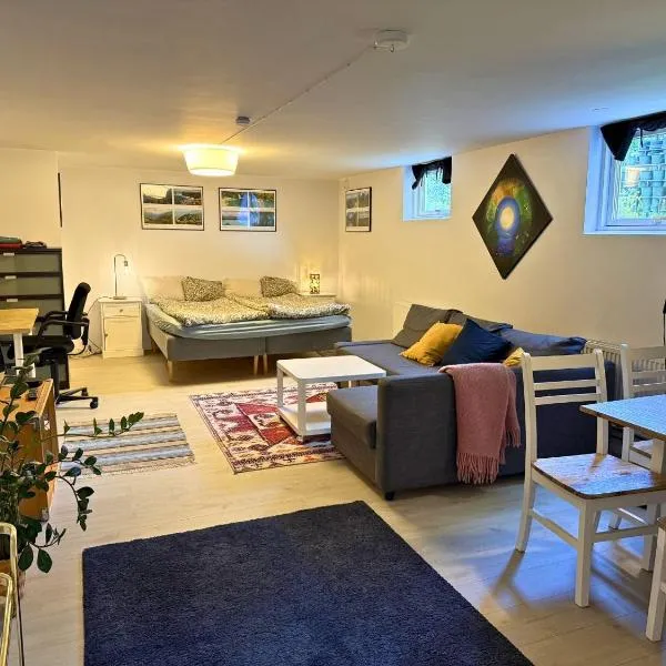 Newly renovated apartment - Strängnäs, Ekorrvägen，位于斯特兰奈斯的酒店