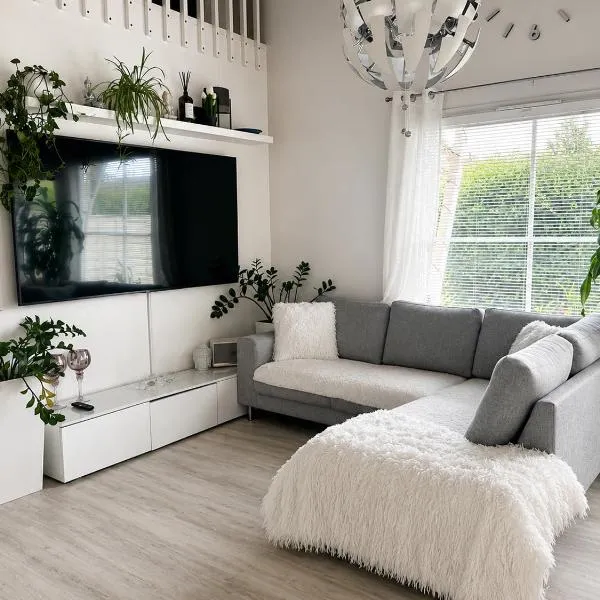 Hopea Villa, Vuokatin ytimessä sisältyy Sauna, ilmainen pysäköinti, Wi-Fi, iso 75smartTV, omapiha, sopii perheille, parvellinen tilava kaksio, 1x 160cm sänky, 1x 160cm vuode sohva, 2x 120cm sänky，位于沃卡蒂的酒店