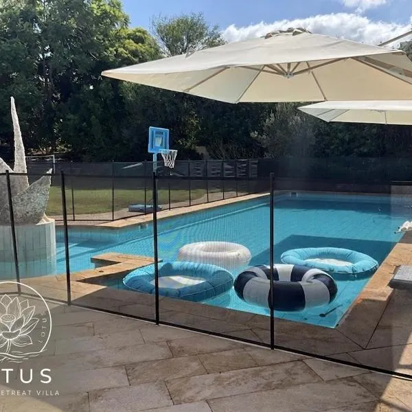 Luxury Villa with Private Pool,Minutes to Beach!，位于凯撒利亚的酒店