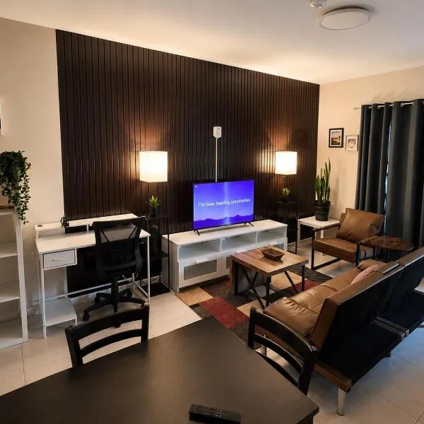 Spacious 1-BR Studio with Fast WIFI l Work-Friendly Stay，位于帕拉马里博的酒店