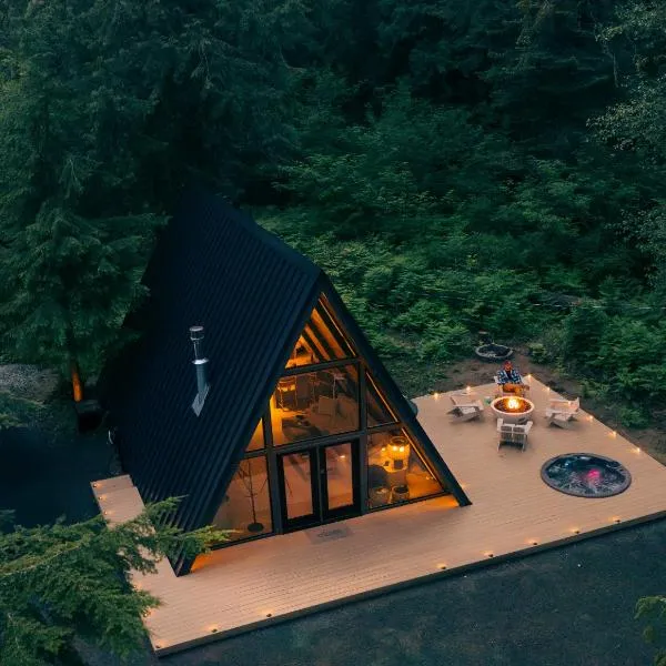 Lafa Cabin - Luxe A Frame Retreat with Hot Tub, Sauna, Firepit- 5 Min to Mt Rainier，位于阿什福德的酒店