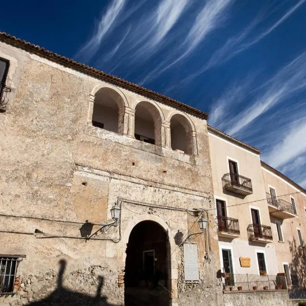 Castello di Altomonte，位于Roggiano Gravina的酒店