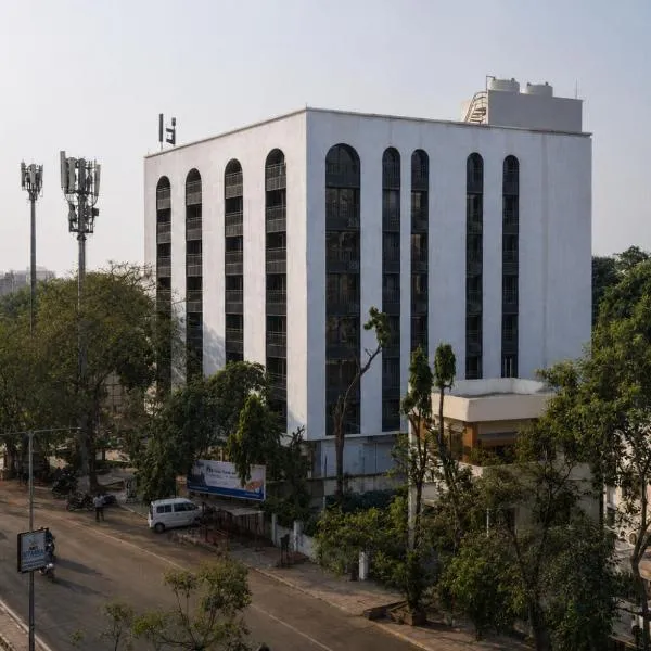 FLH Residences, Ambawadi，位于艾哈迈达巴德的酒店