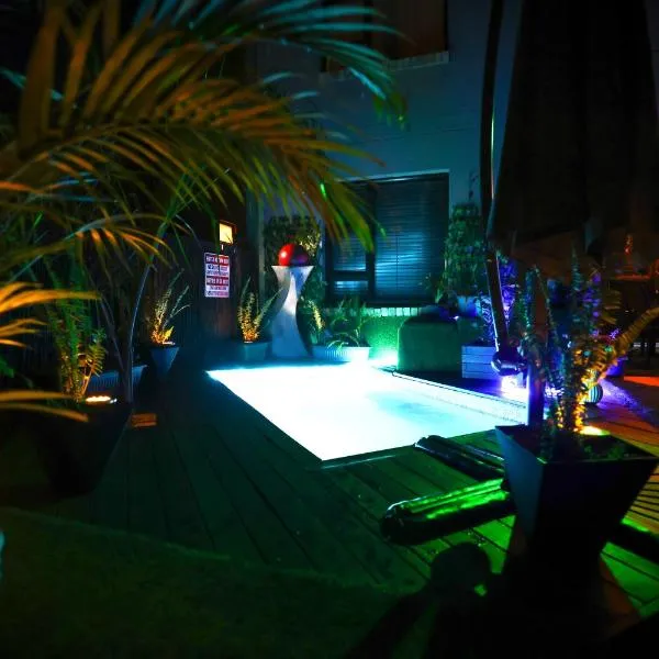 Heated Pool Luxury Retreat - 7 Min from OR Tambo，位于伯诺尼的酒店
