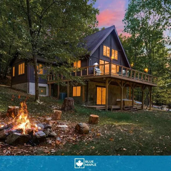 Cabin w hot tub & fire pit near Cacapon，位于伯克利斯普林斯的酒店