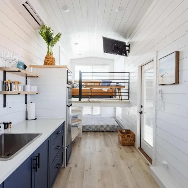 Zion Getaway Cozy Tiny Home with Private Hot Tub，位于Apple Valley的酒店