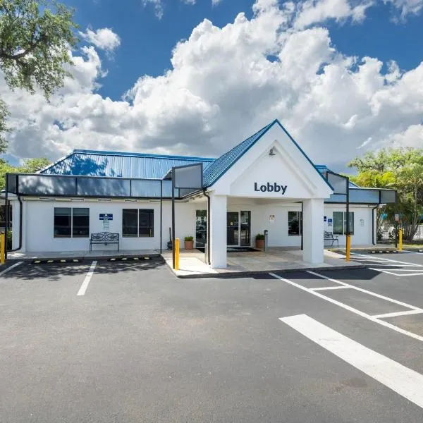 Days Inn by Wyndham Port Charlotte Town Center,位于夏洛特港的酒店