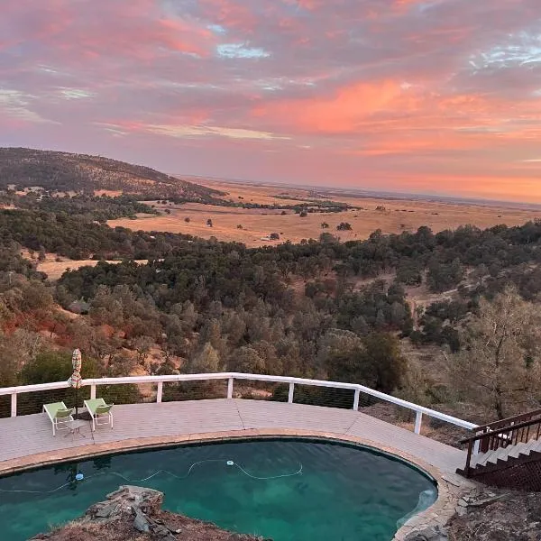 Breathtaking view of the Hills with HotTub, Pool and Pool Table，位于Marble Mountain的酒店
