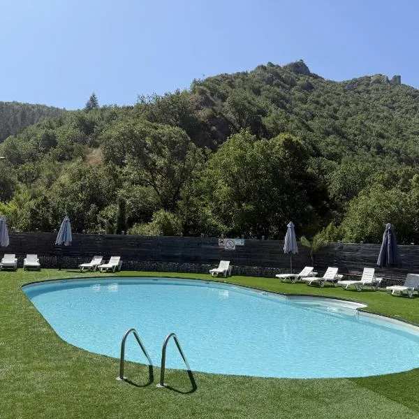 Camping du Bourg，位于迪涅莱班的酒店