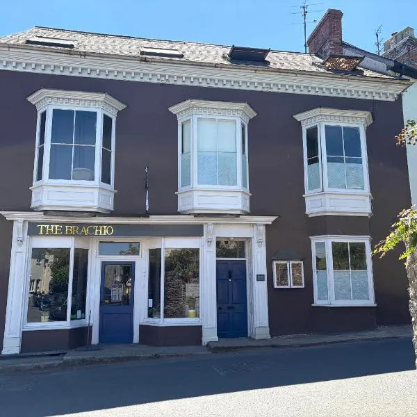 Bear House B&B, Ensuite room above the Brachio Cafe, Colyton，位于Colyton的酒店