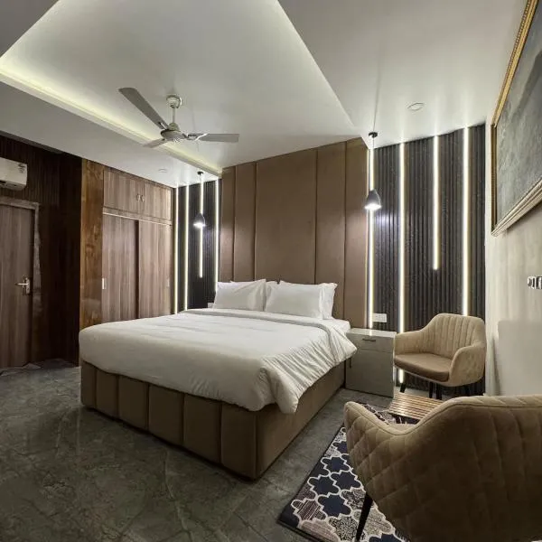 Luxenest Holiday Homes Luxury 3BHK Apartment with Pool & Gym,位于贾姆穆的酒店