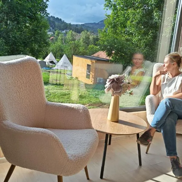 Pura Vida Mountain Glamping-tiny houses and tents，位于莫伊西德约斯的酒店