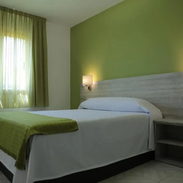 普拉亚卡特德雷里斯广场酒店，位于德维萨的酒店