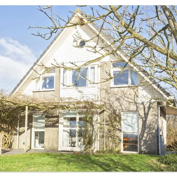 Luxury Lakeside Villa in Terherne，位于泰尔霍讷的酒店