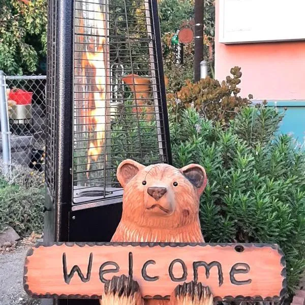 HARRY'S MAN CAVE - A Vintage Motel on the Historic 395 route - The New Star Motel Experience，位于莫雷诺谷的酒店
