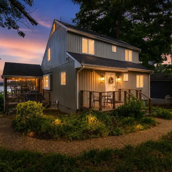 River Refresh - Waterfront with Spa on Placid Bay Luxury Vacation Rental by B Michaels Escapes,位于科洛尼尔比奇的酒店