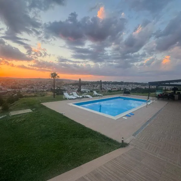 Luxury Villa Rafaela Οικογενειακή βίλα με ιδιωτική πισίνα, BBQ κ παιχνίδια Ιδανική για οικογένειες με παιδια，位于格雷韦纳的酒店