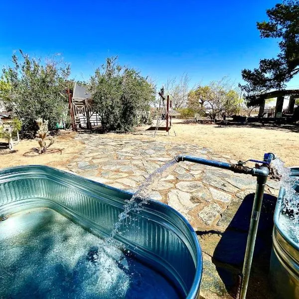 Cowboy Tubs, Zen Labyinth, Views, Quiet Serenity，位于约书亚树的酒店