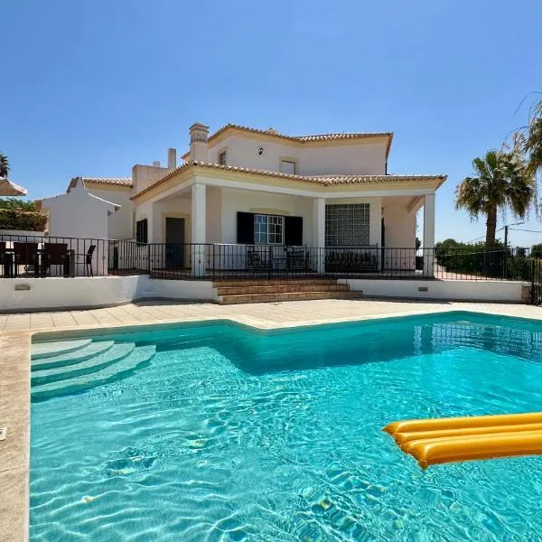 Abby - Private Pool - 11 Guests - Albufeira，位于阿尔布费拉的酒店