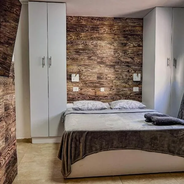 Studio with Terrace & Free Parking，位于荷兹利亚的酒店