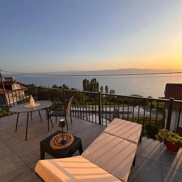 2 minutes from Beach Private House Terrace，位于Elshani的酒店