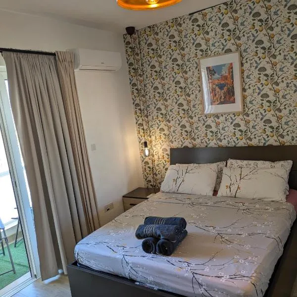 Airport Accommodation Bedroom with Bathroom, balcony, aircondition, self checkIn, 24 hours check-in after 3pm，位于Mqabba的酒店