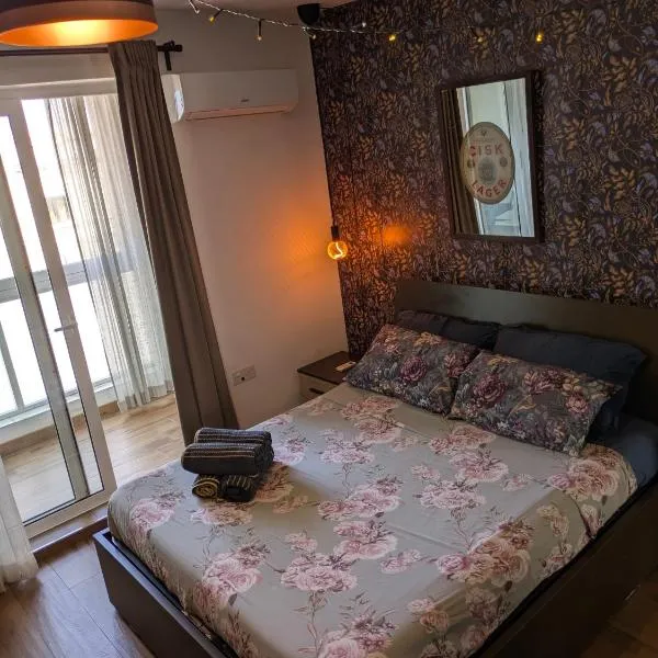 Airport Accommodation Bedroom with your own private Bathroom Self Check In and Self Check Out Air-condition Included，位于Mqabba的酒店