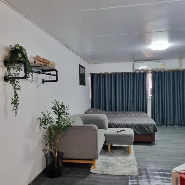 Popular Muang Thong Thani Condo, Building T9, Floor 4, Room 36，位于Thung Si Kan的酒店