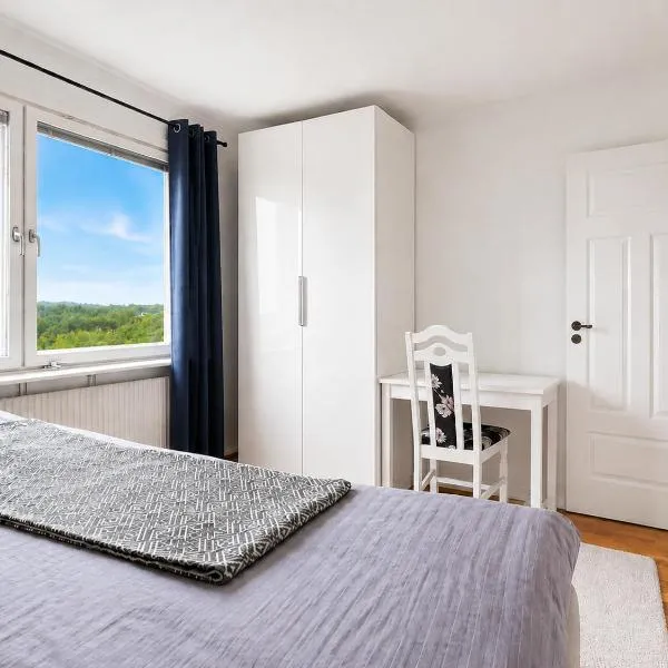 Room in Apartment with Shared Bathroom and Kitchen，位于斯德哥尔摩的酒店
