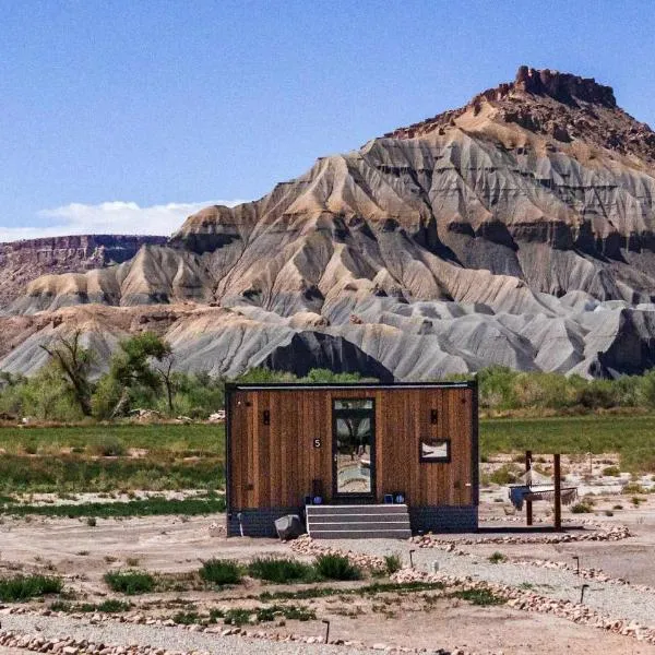 Modern Glass Retreat by Capitol Reef，位于托里的酒店