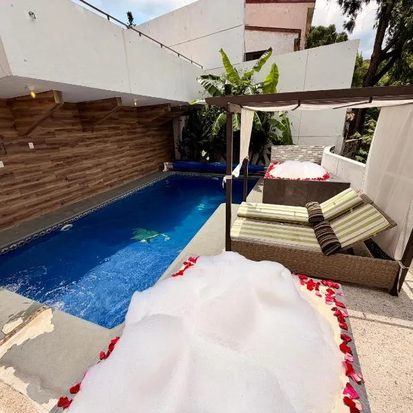 Loft Lujo Estilo y Diseño, alberca con calefacción! Cuernavaca somos los únicos en ofrecerte 2 jacuzzis tipo Spa con agua caliente y sistema de hidromasaje, elegante y amplia cama de alberca, 3 Smart TV, terraza privada con asador de carbon, WiFi gratis!，位于库埃纳瓦卡的酒店
