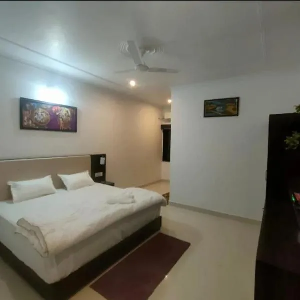 Hostel Arabbian nights，位于克久拉霍的酒店