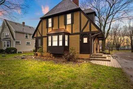 Rochester Gem: 3BR Near All!，位于罗切斯特的酒店