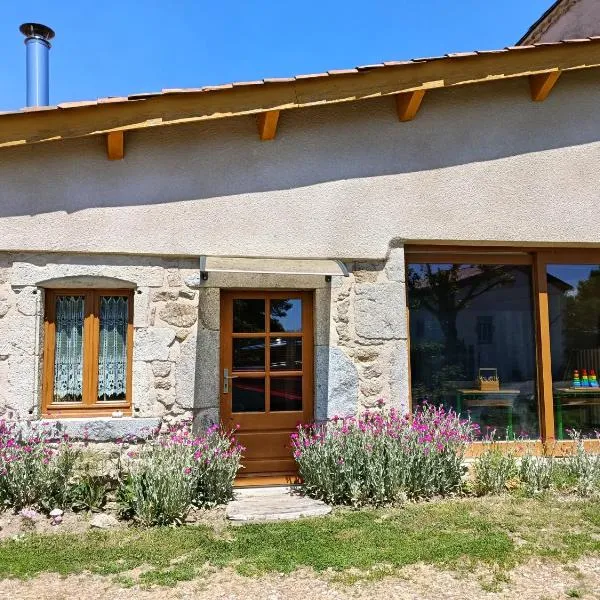 Maison au calme, à la campagne, avec une vue magnifique sur le Château de Mauzun et la chaîne des Puys，位于Trézioux的酒店