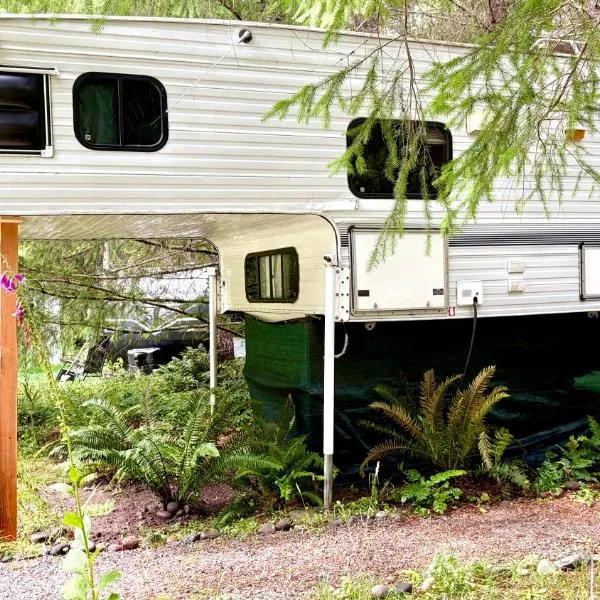 Camper for 2 less than half a mile from Mt Rainier，位于阿什福德的酒店