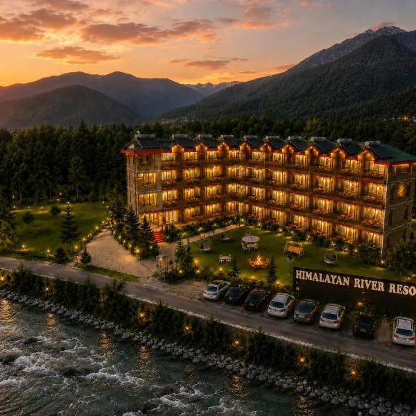 Himalayan River Resort, Manali #riverside #big private parking #scenic river & mountain view #open cafe #spacious room #big garden with campfire,位于马拉里的酒店