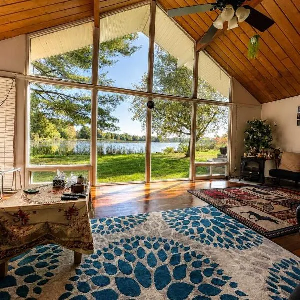 DREAM LAND Lake Front CHALET, HOT TUB，位于Huntingdon的酒店
