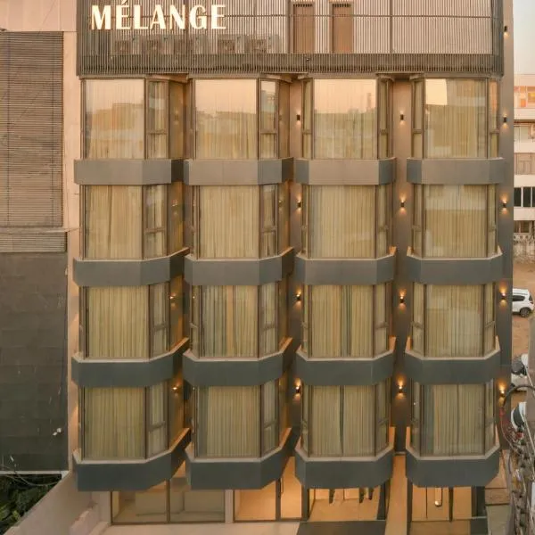Melange Hotel - Golf course road，位于古尔冈的酒店