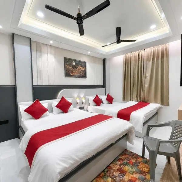 NEAR SHREE RAM JANM BHOOMI - HOTEL SHREE RR - Wi-Fi - Parking- Luxury Rooms - Best Family Hotel In Ayodhya，位于Ayodhya的酒店