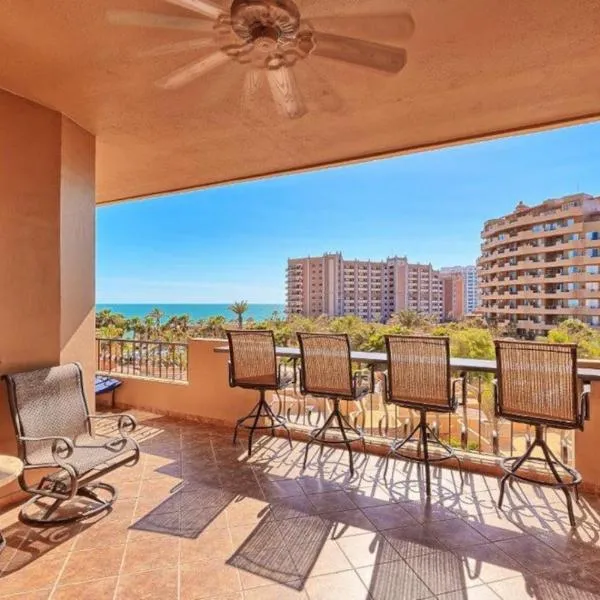 Bella Sirena 305-A - Elegant Oceanview Condo on Beachfront Resort，位于佩尼亚斯科港的酒店
