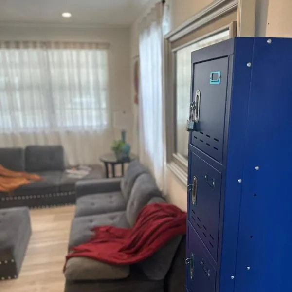 Daphne's Tropical Oasis Boutique Hostel，位于哈兰代尔海滩的酒店