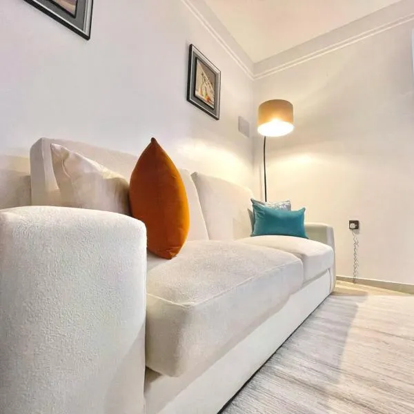 Sunset Stays near UN, Two Rivers & Village Market with Gym & Pool，位于Ruaka的酒店