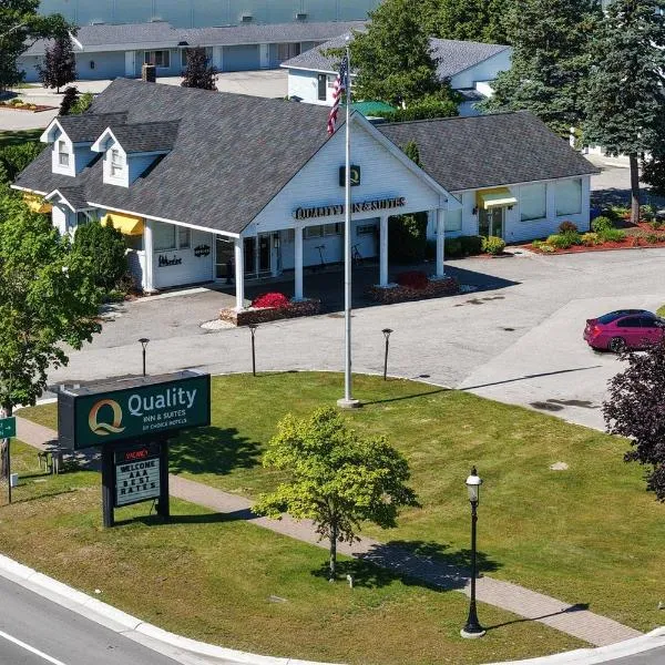 Quality Inn & Suites Mackinaw City Beachfront，位于麦基诺城的酒店