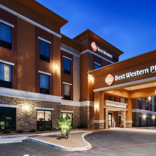Best Western Plus Elmendorf Hotel San Antonio Hotel，位于Elmendorf的酒店