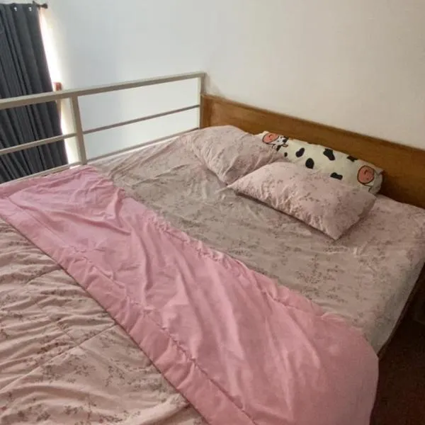 Apartemen boboyuks，位于Singopadu的酒店