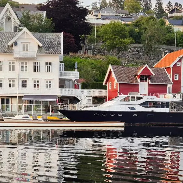 Waterfront Fjord Villa Near Bergen, Boat, Fishing Family Paradise，位于林多斯的酒店