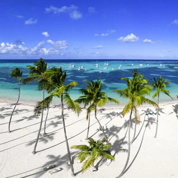 Tropical Adventure Studios Suites HOTEL Beach CLUB & SPA，位于蓬塔卡纳的酒店