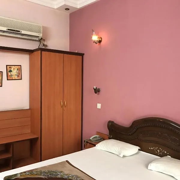 Hotel D R International，位于Shāhpur的酒店